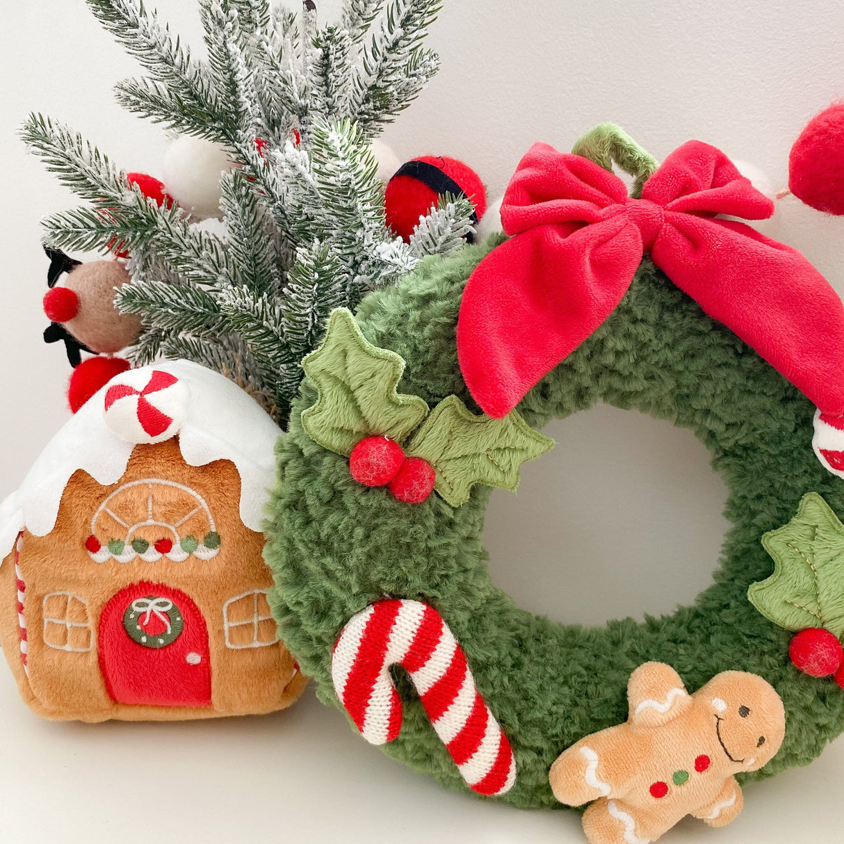 Festive Wreath - Green - HoneyBug