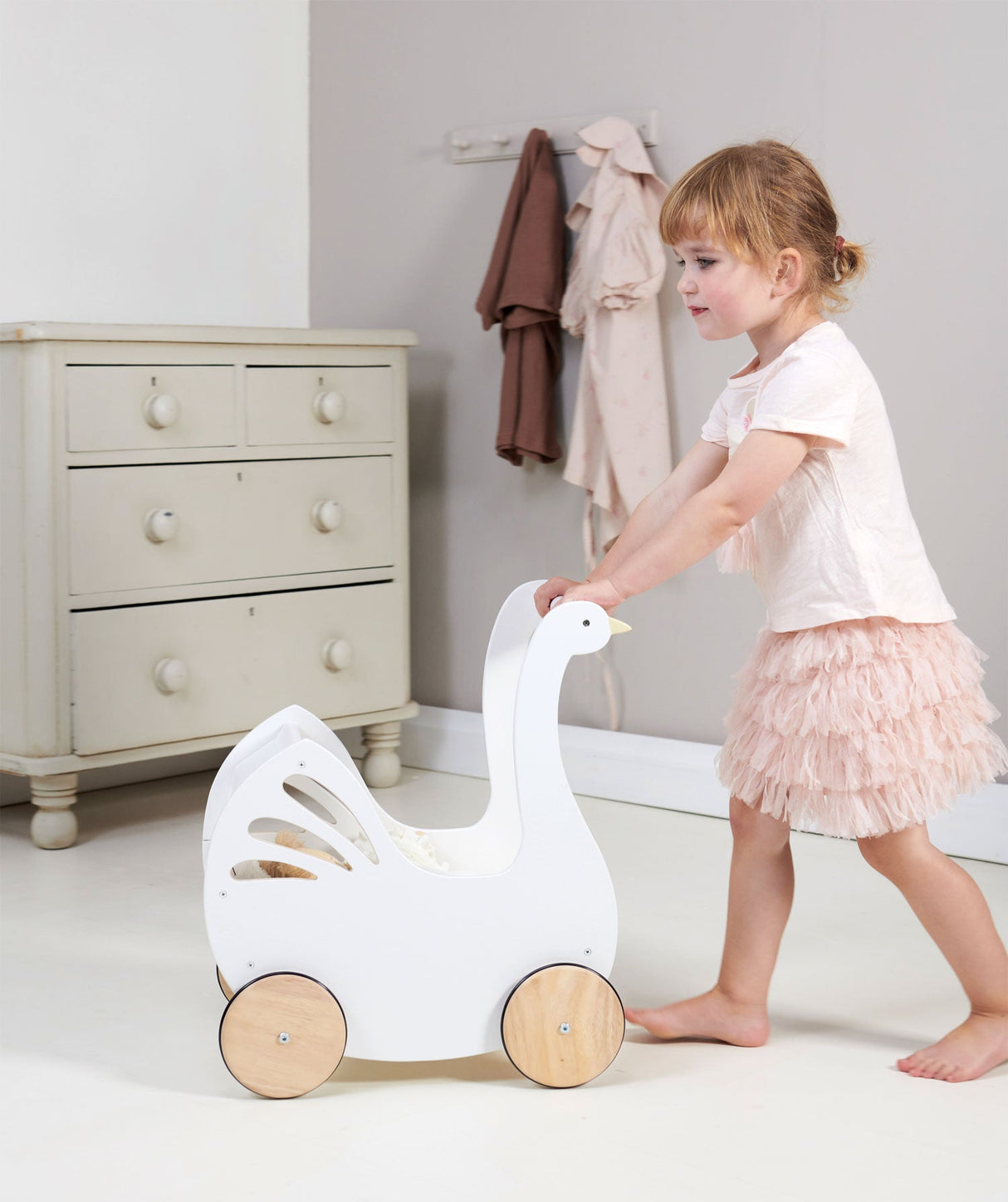Sweet Swan Pram - HoneyBug