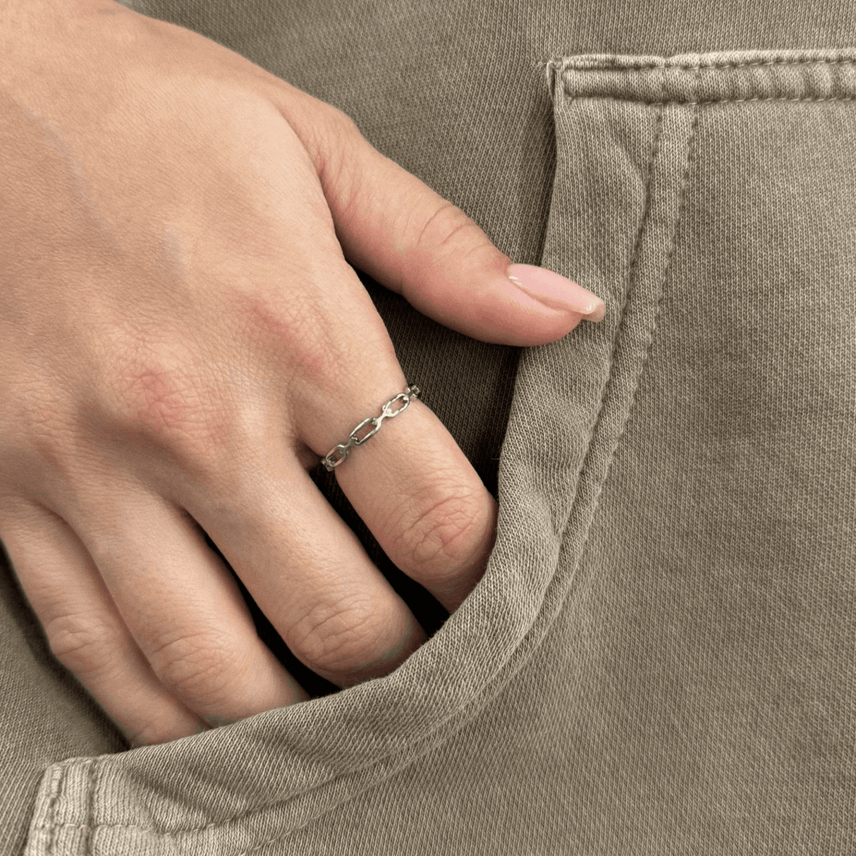 Billy Dainty Chain Ring - HoneyBug