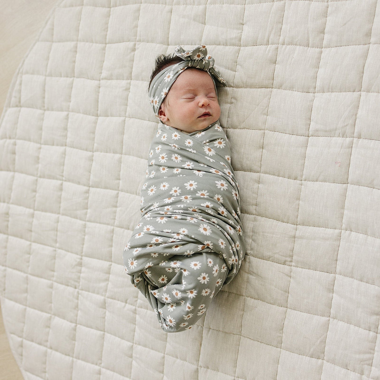Light Green Daisy Bamboo Stretch Swaddle - HoneyBug