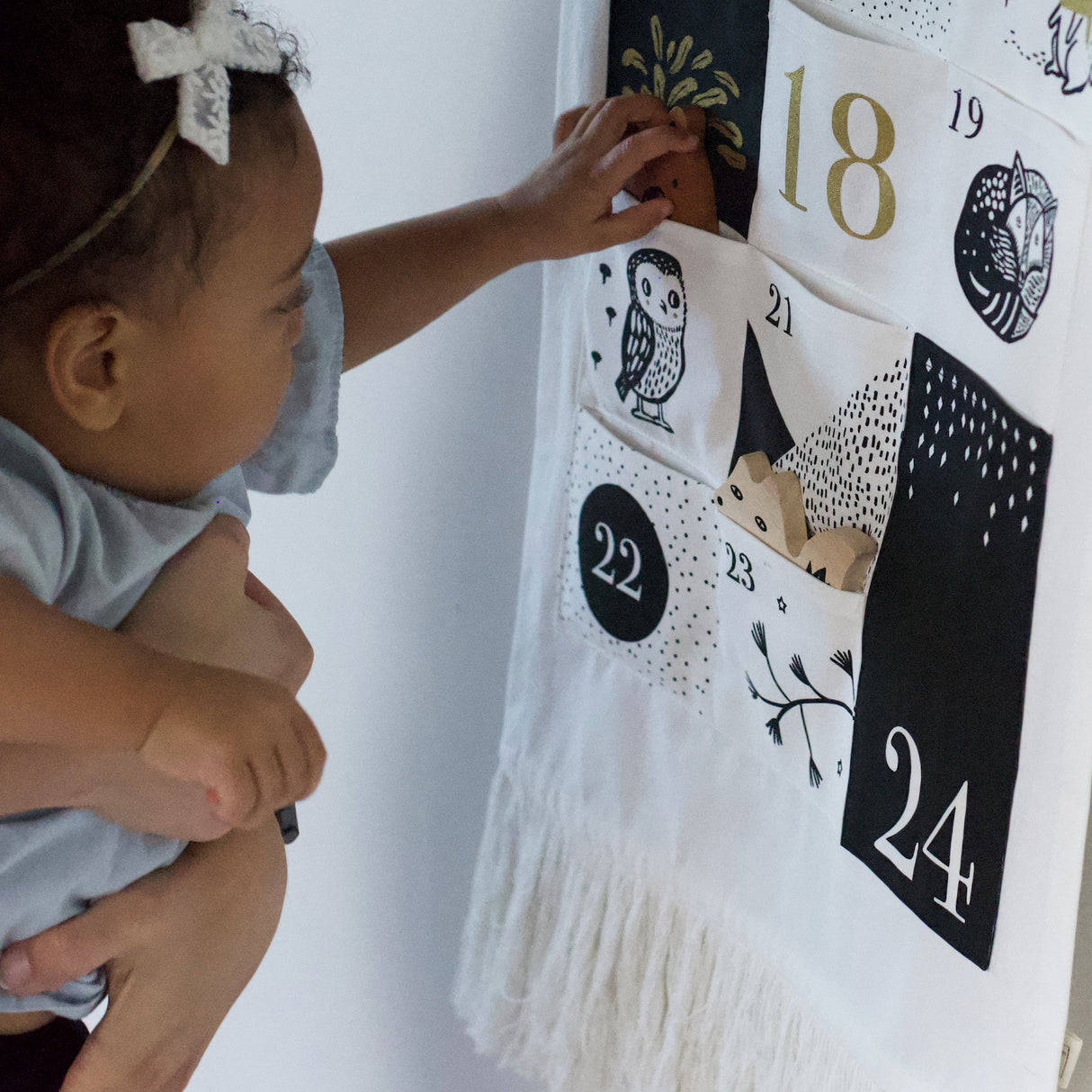 Festive Friends 24 Pocket Advent Calendar - HoneyBug