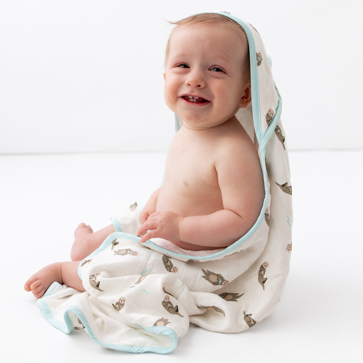 Otter Hooded Towel Set - HoneyBug