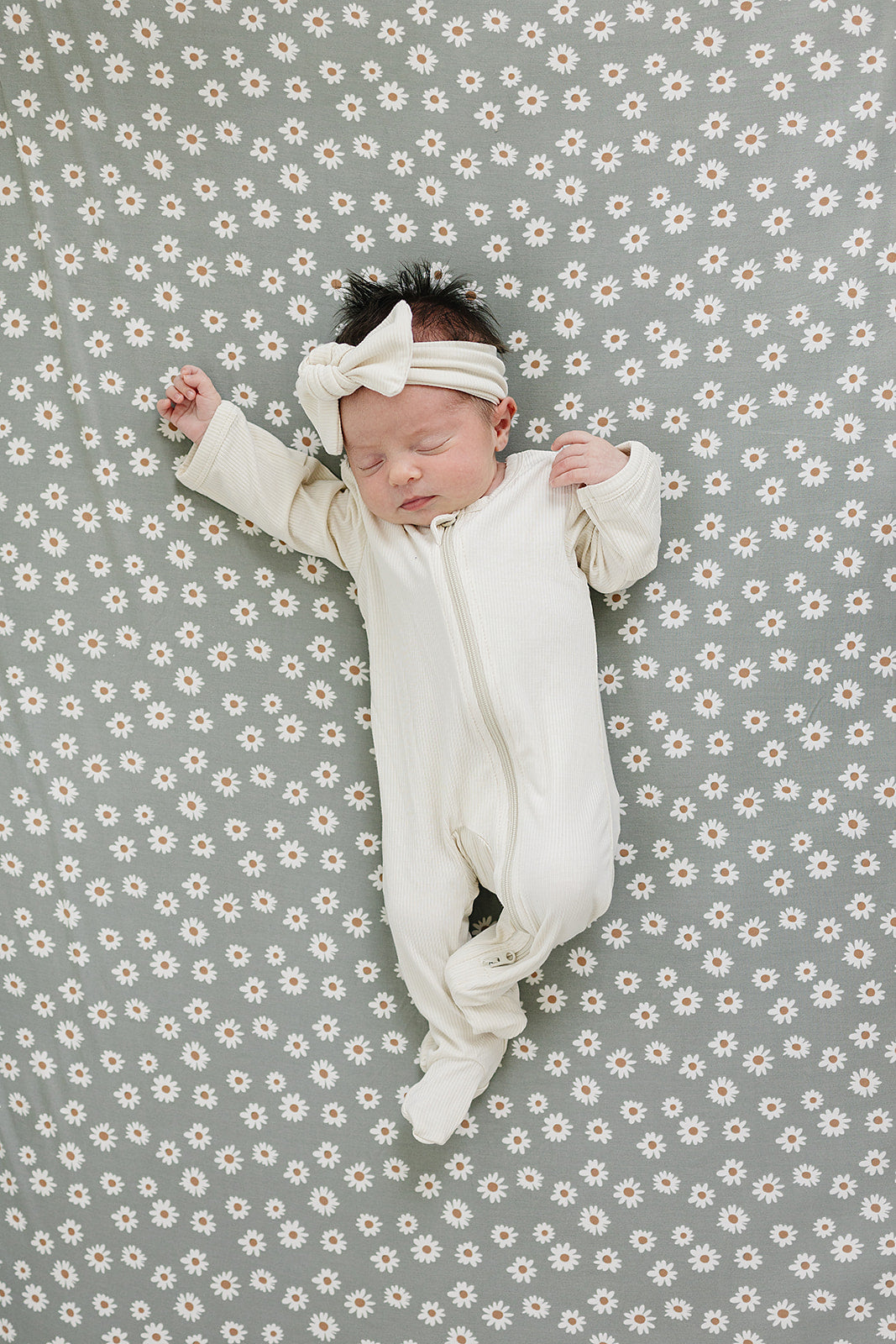 Light Green Daisy Bamboo Stretch Crib Sheet - HoneyBug 