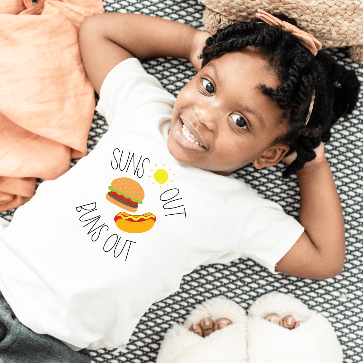 graphic tee | suns out buns out - HoneyBug 