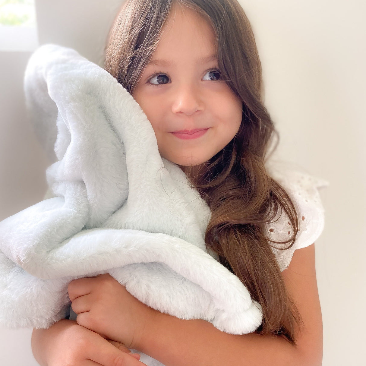 White Luxe Faux Fur Baby Blanket - HoneyBug 